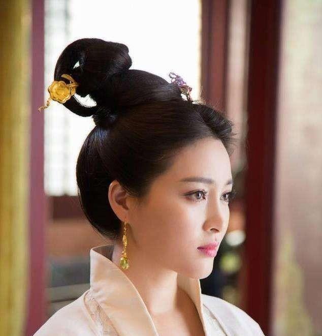 1097年，75岁的苏颂，耐不住寂寞，给自己找了个貌美丫鬟，半夜时，丫鬟因害怕尿