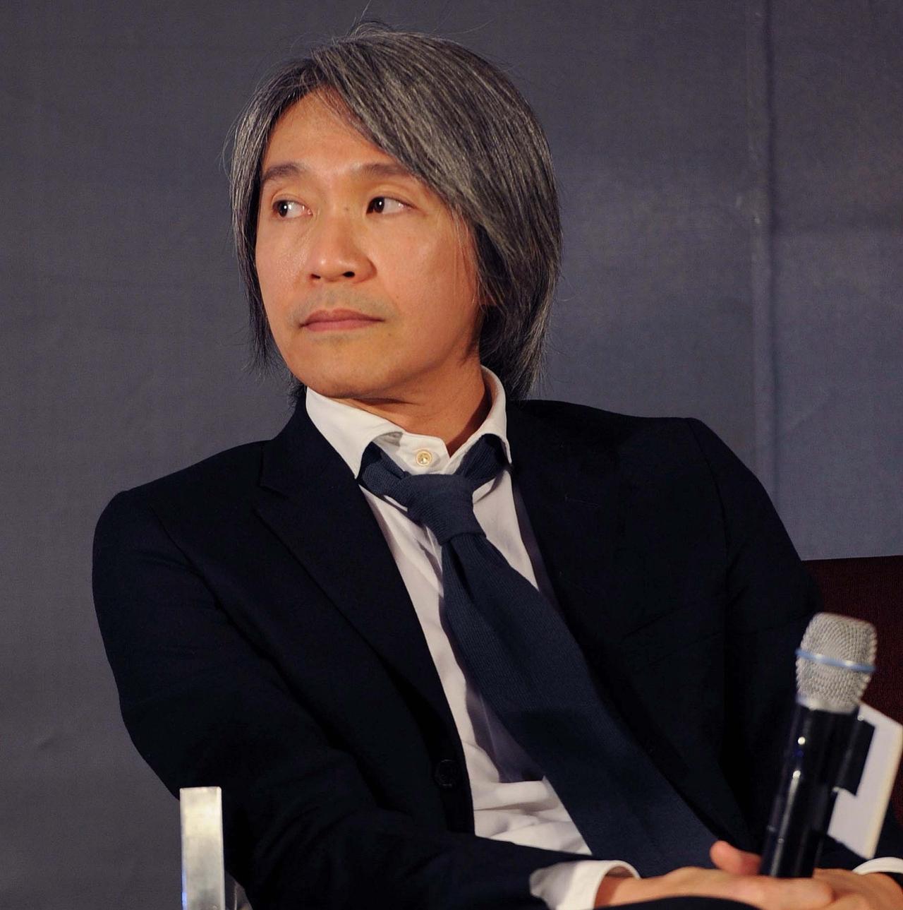 主持人问陈晓:“你的偶像是谁？”陈晓说:“周星驰。”主持人又问:“你见过他本人吗