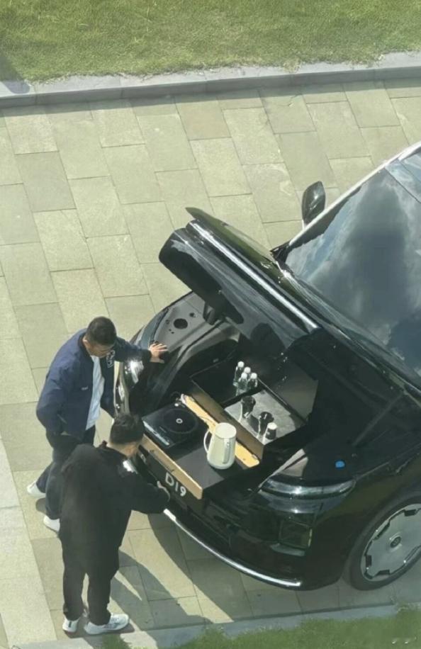 新车小智唠啊，看看零跑D19的一些信息：1、有前备箱，且会考虑有220V