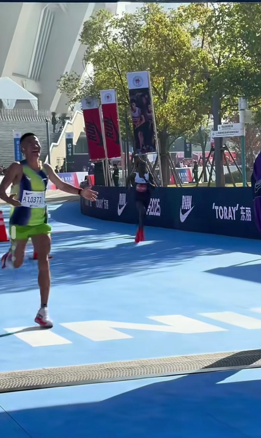为什么马拉松网红大正能在上海马拉松成为女子组冠军（包括国际和国内）。网红大正2