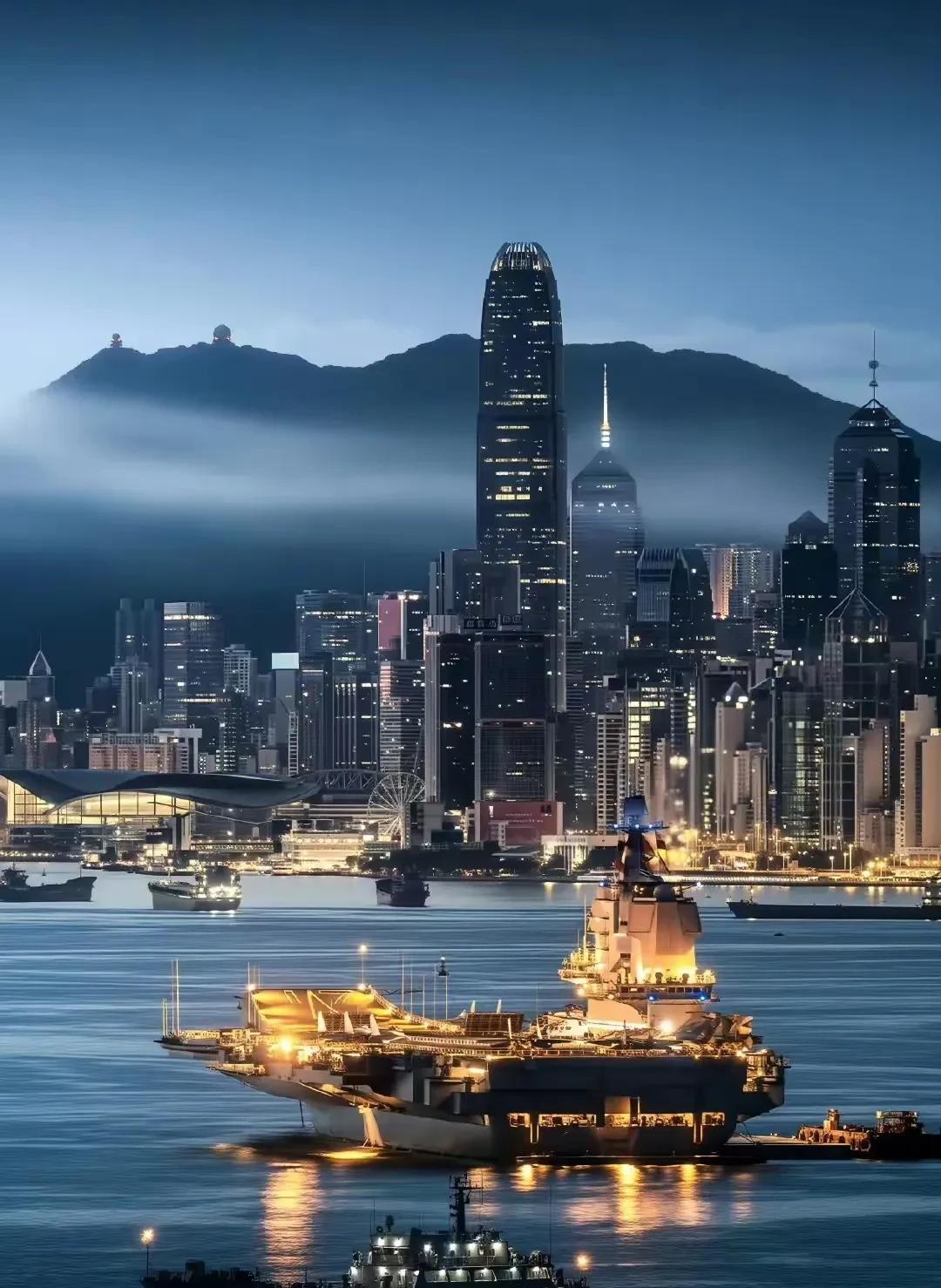 你能相信这张照片是一个中学生拍的吗？香港的繁华与航母的壮美，在这一刻，流光溢彩，