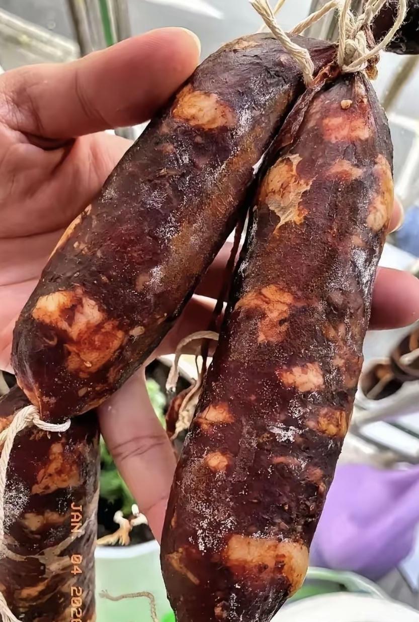 昨天花两百多灌的香肠，想着风干一下更香，就挂在阳台外面了。结果今天一早去收，傻眼