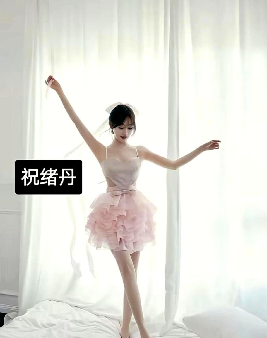 女明星的身材内卷，已经卷到短裙上了。别再只盯着红毯长裙，私下和活动的短裙造型