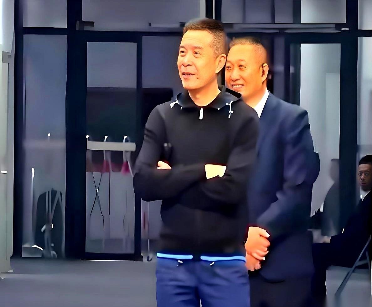 广东队主场又输了。终场哨响，比分牌刺眼。看台上，一个男人猛地站起来，扯着嗓子吼