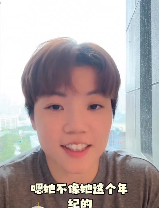 杜凯琹分享她和申裕斌配女双的感觉。杜凯琹说话也真的是很温柔，美国大满贯赛是她和