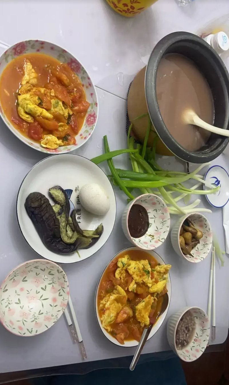 今天母亲打电话，问我晚上吃饭没有，如果没有吃，来她们家吃。我才突然想起来，很长时