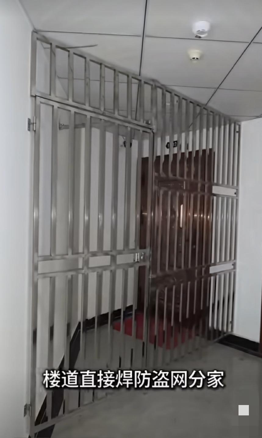 这种建筑设计非常精妙，独享里边空间，能放一些杂物，看着也非常漂亮。