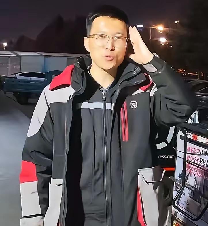 发现没现在抖音退货都换了，以前退货都是顺丰小哥来家拿，今天一看是中通快递。问一