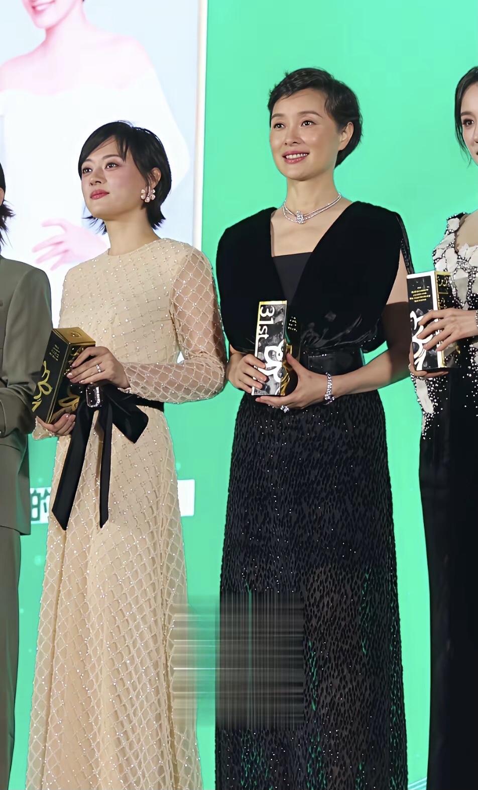 吴越虽然比孙俪年龄大一些，但从妆造、服饰、颜值、身高、气质上看，吴越都是那么完美