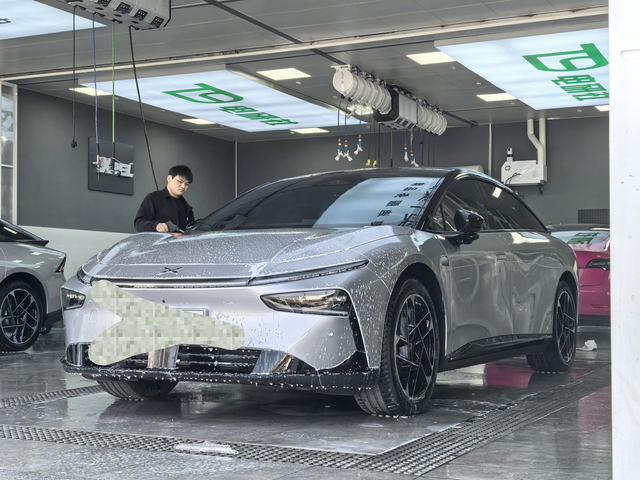 小鹏p7+1万公里用车感受关于配置，超长续航选装20寸大轮毂，落地+保险20