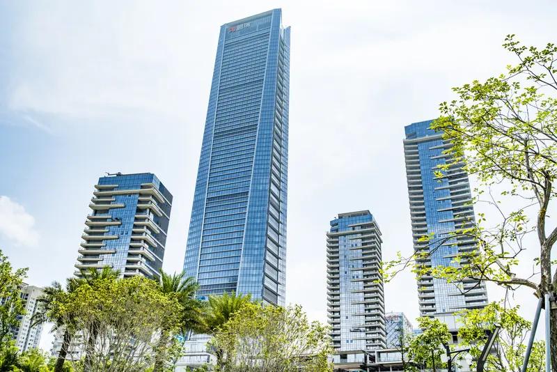 说豪宅具有抗跌属性，有一定道理，但也不能一概而论。以深圳为例，年底多个“顶豪”项