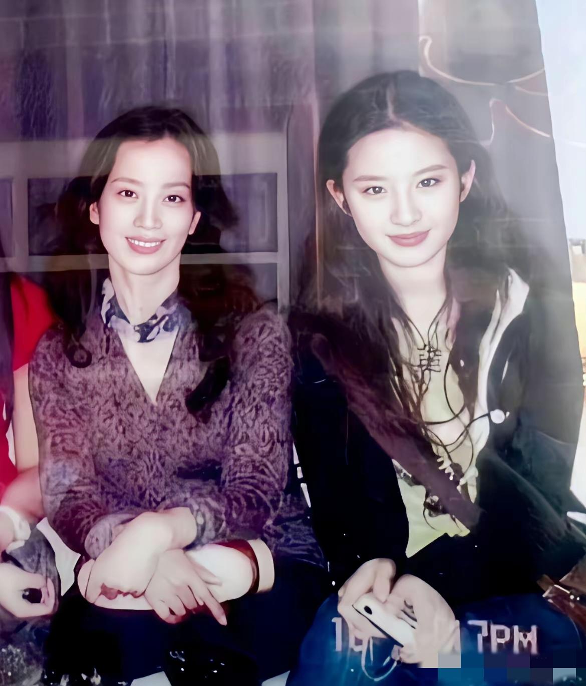 刘亦菲妈妈比刘亦菲更好看。刘妈五官脸型更精致，骨架纤长，整个人轻盈，气质优雅