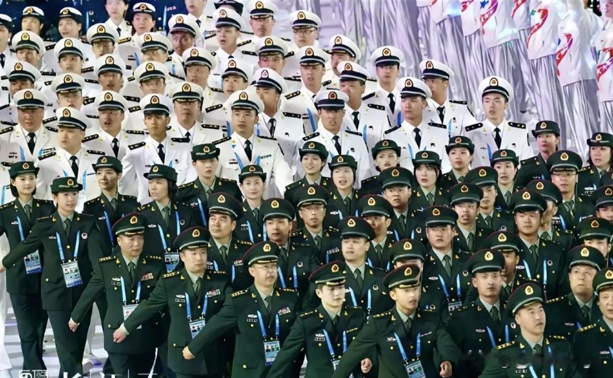 这张照片第一排正中央的小胖，真就是“C位出道”的范儿。军装一上身，那身板挺得