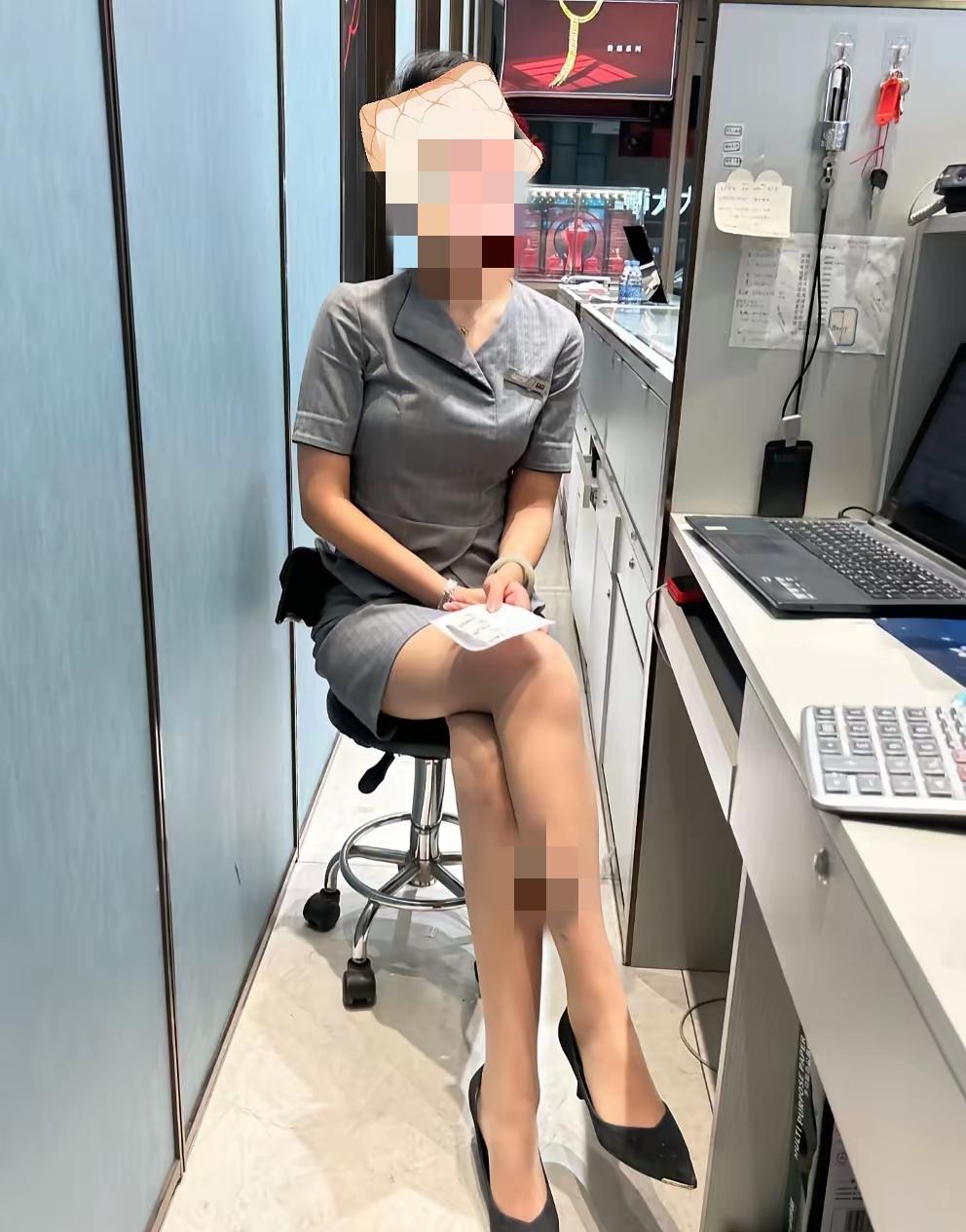 炸锅！表面优雅贤妻，背地里放飞自我？33岁金店副店长双面人生47秒视频曝光，