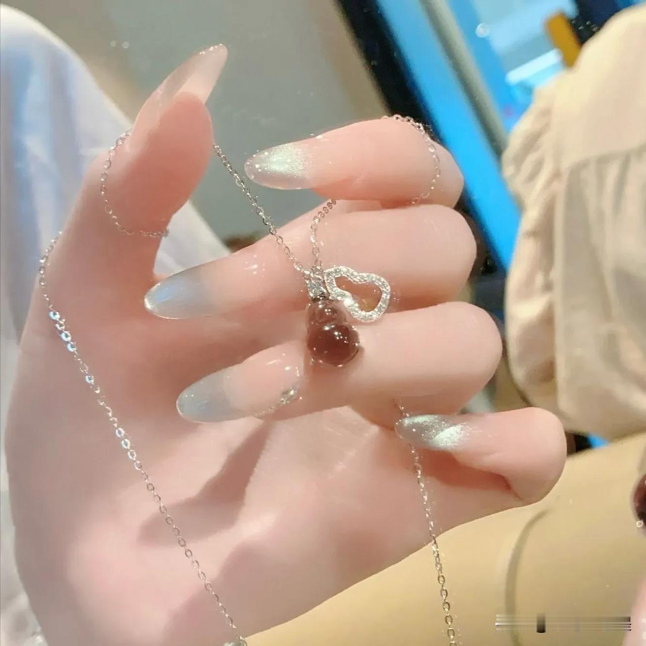 一个正常男人没有女人行吗，生活中当男人身边要是没有个女人，那肯定不行。并不