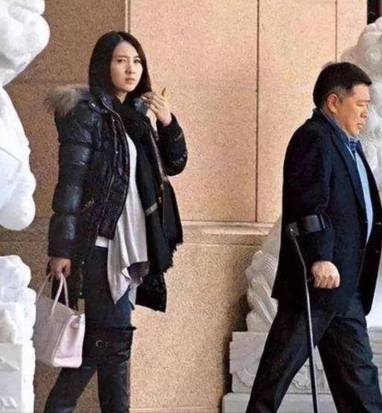 2008年，演员黎姿做生意失败，这时候弟弟又出了车祸，急需救命钱！她迫于无奈，找