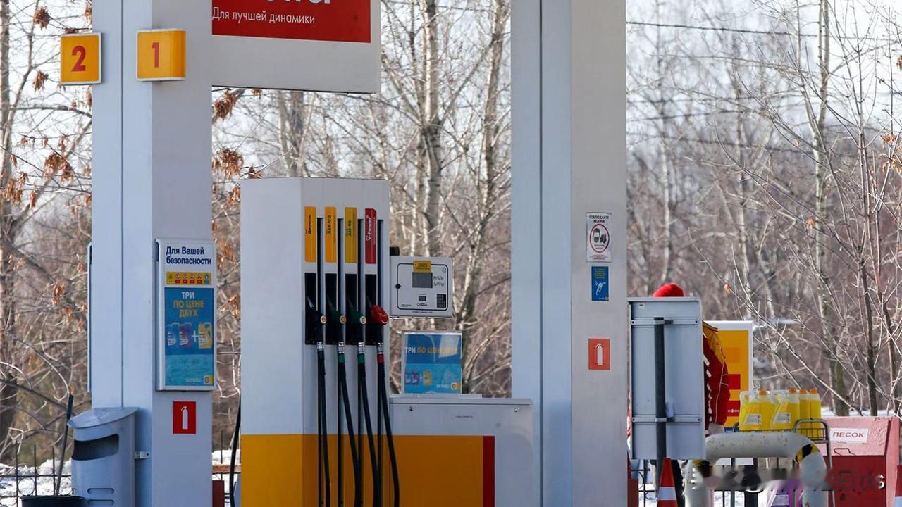 俄罗斯联邦政府将汽油出口禁令延长至2月26日政府已第三次延长对俄罗斯机动车汽