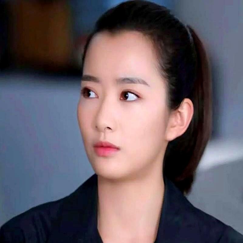 电视剧四喜中的骄小姐饰演者一李之夏。她是2000年生的上戏毕业生，科班底子加