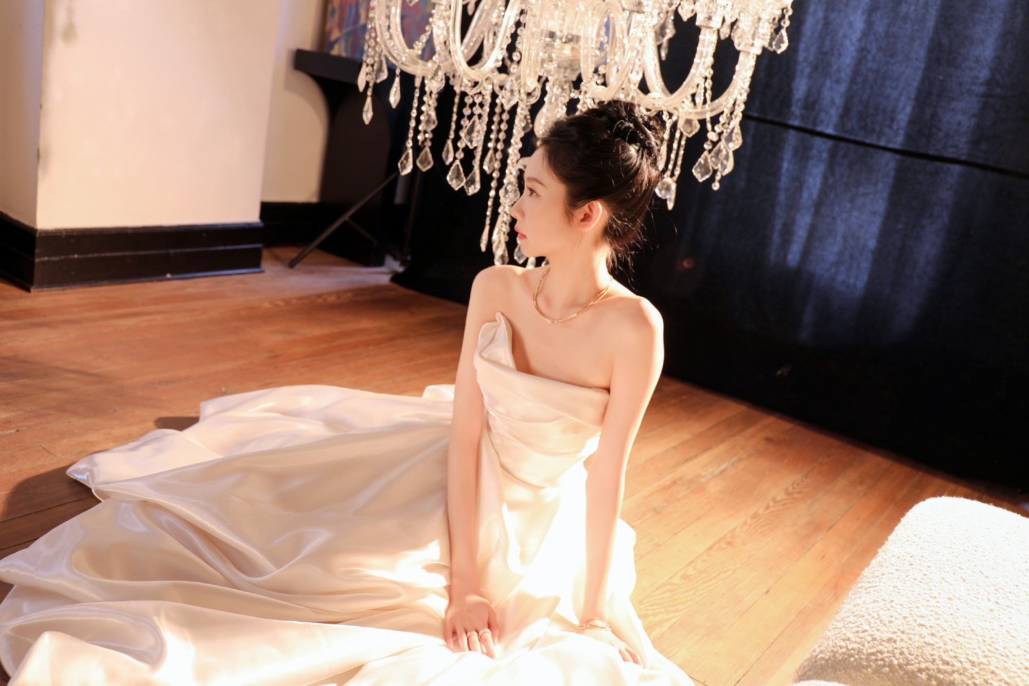 张艺凡，一袭长裙，雪白柔美。张艺凡