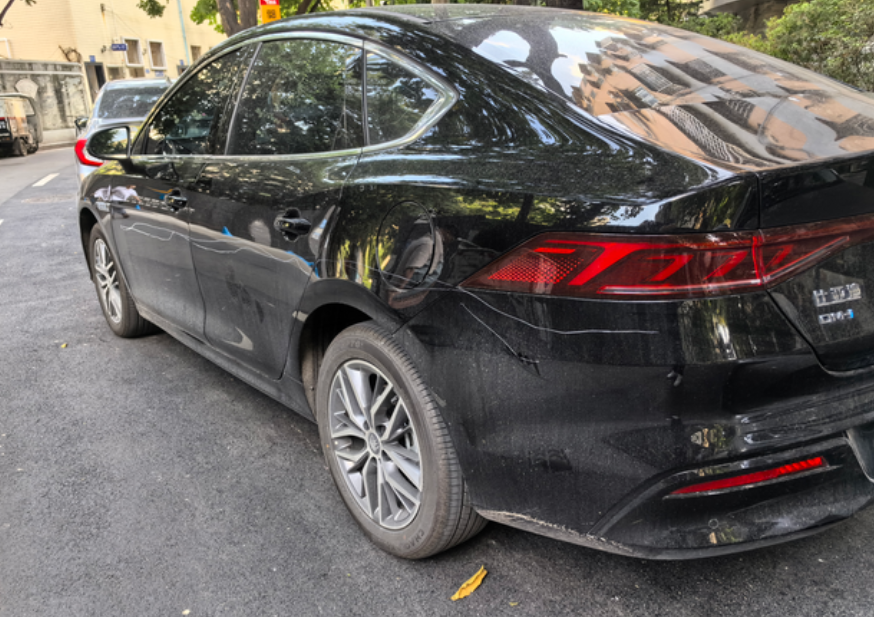 提车10天就被划了整个左边，心都碎了平时都是跑业务多，为了省点油，在比亚迪与