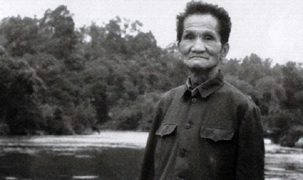 1949年重庆渣滓洞死牢，被囚禁十四年的地下党员华子良，借外出挑水的机会摆脱看守