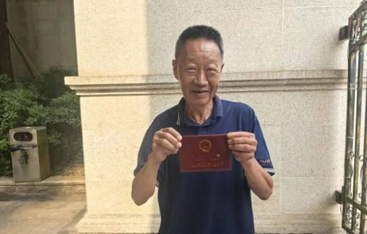 “太仁义了！”8月18日报道，黑龙江哈尔滨，一男子被餐馆老板娘收留，后来餐馆倒闭