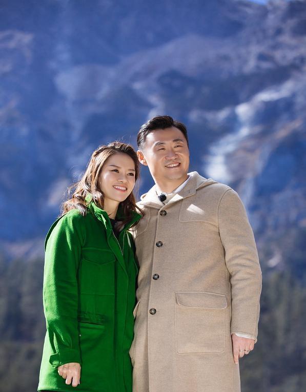 李娜夫妇旅游照，网球冠军李娜穿绿衣变时髦小女人，虽然俩人没穿情侣装，但幸福仍溢出