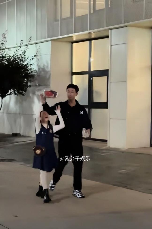 小酒窝和继父相处的很不错啊！10月6日，有网友晒出了偶遇张唯伊和小酒窝的视频，
