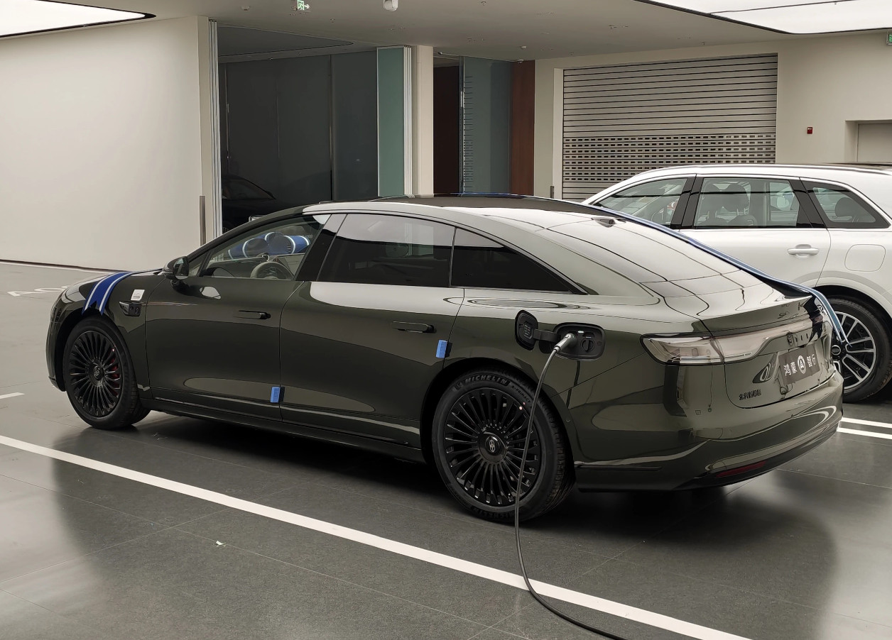 又一辆仙踪绿+黑曜套件的享界S9交付了，注意是S9，不是S9T。轿车S9的黑曜套