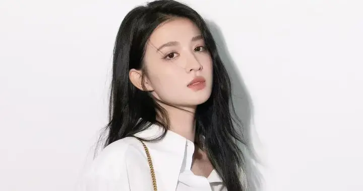 王楚然这套白衬衫+细腰带+开叉皮裙穿搭，高级感拉满！