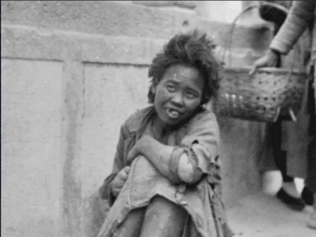 1943年，暗窑子内的“扛刀姑娘”古淑英不小心洒了一桶泔水，老鸨怒气冲冲地用菜刀