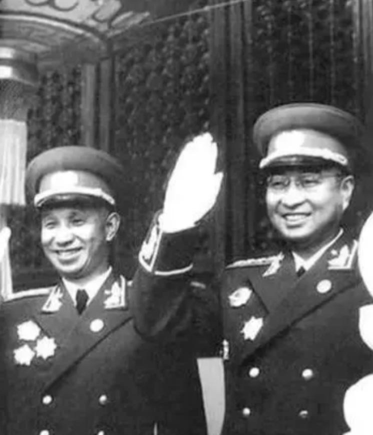 “粟裕根本不会打仗！”，1958年，陈赓大将进京开会，竟然看到有人大放厥词，陈赓