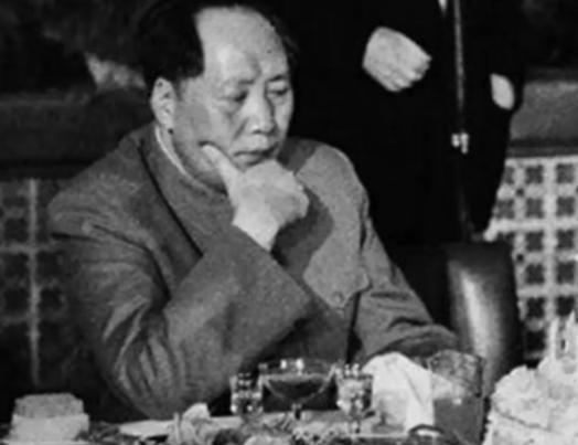 曾在主席身边专职做饭六年的厨师王近仁后来回忆，毛主席吃饭有一条雷打不动的铁律，每