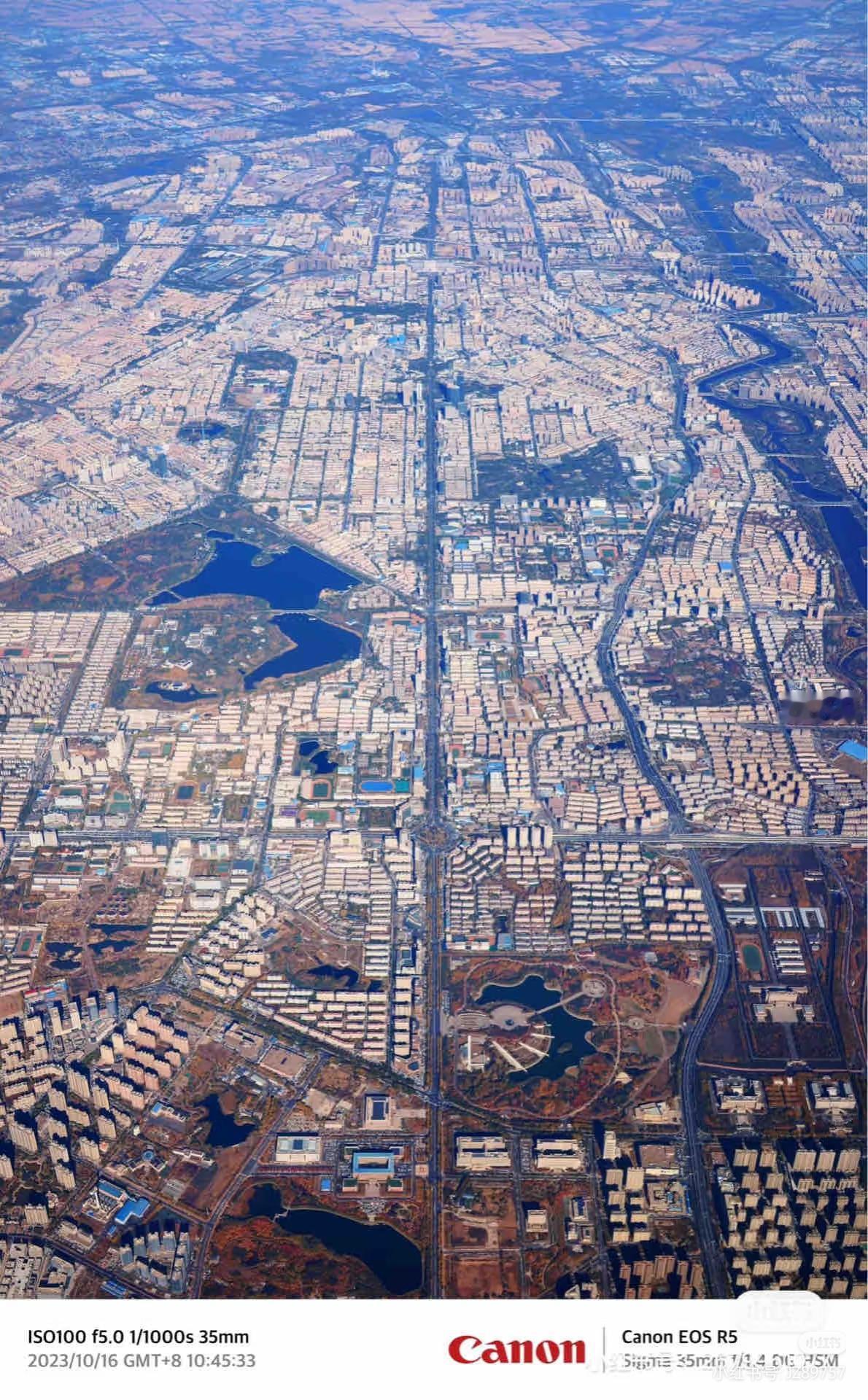 长春的中轴线，左边大的南湖公园，中间中轴线人民大街，右边弯弯曲曲亚泰大街，一眼长