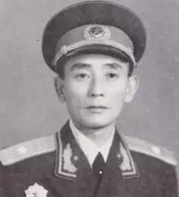 1953年，28军军长回老家县城调研，当地干部把军长的妹妹请来。妹妹站在会议