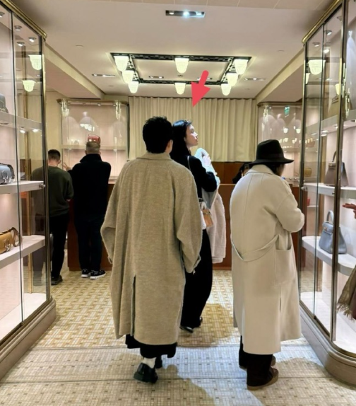 36岁奚梦瑶在巴黎逛爱马仕店铺，她穿着一身名牌货，身材又高又瘦，身边有两位工作人