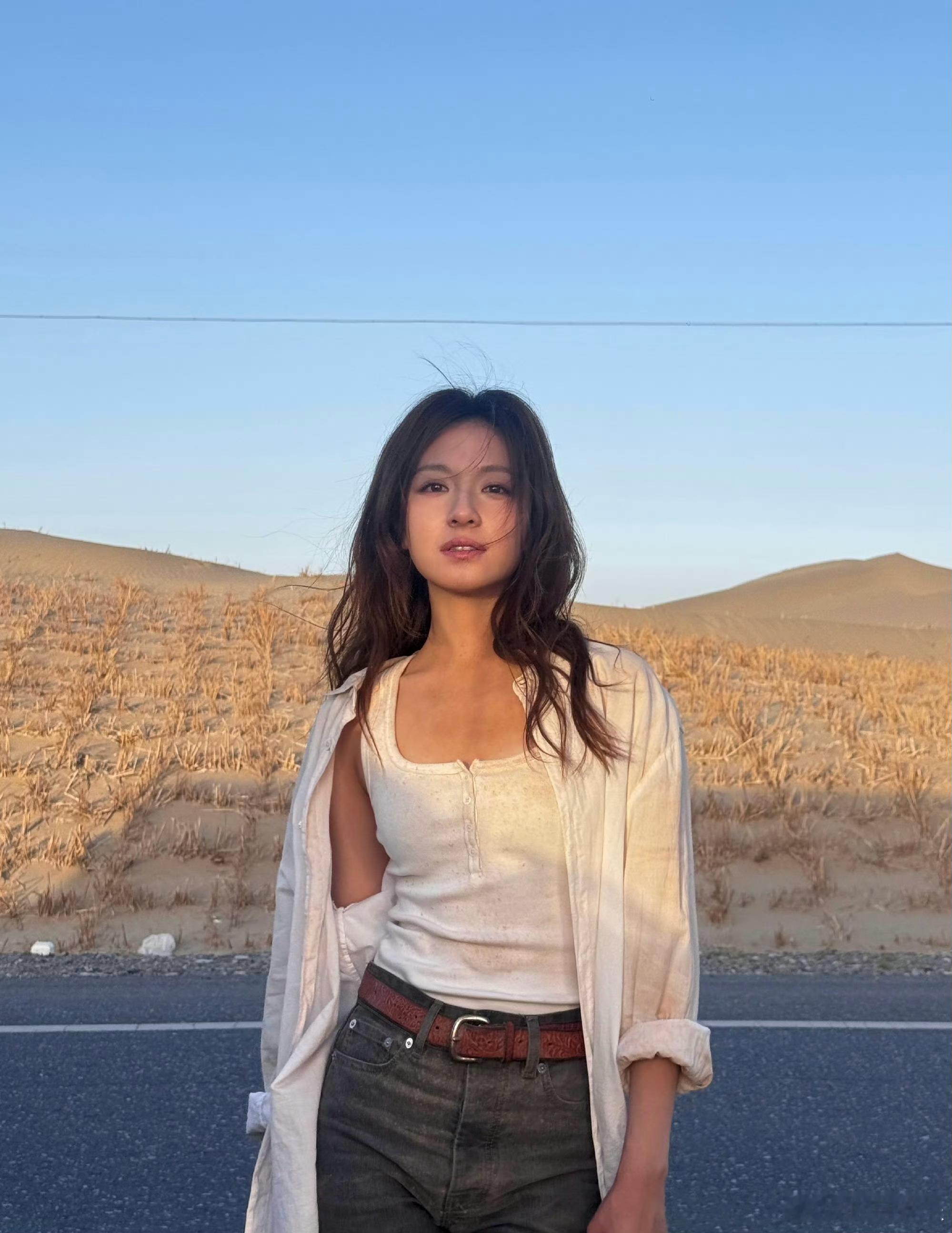李兰迪裤子无中生裆谁给李兰迪挑的裤子？无中生裆了属于是……女明星穿上也不中啊?