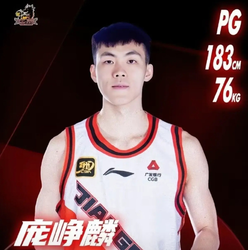 广西老六庞峥麟真不错，在面对CBA冠军球队主力后卫、中国男篮球员的徐杰防守下，很