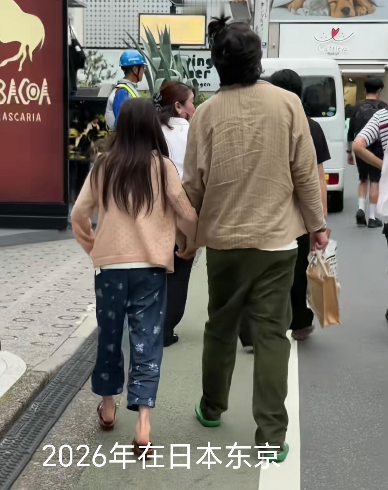 不得不服超模基因！7月1日东京街头拍到陈冠希牵手女儿Alaia散步，小姑娘个子