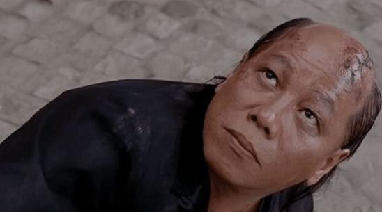 梁小龙被封杀原因曝光，2022年5月，他爆料说：“当年十个人追着我砍，我身中11