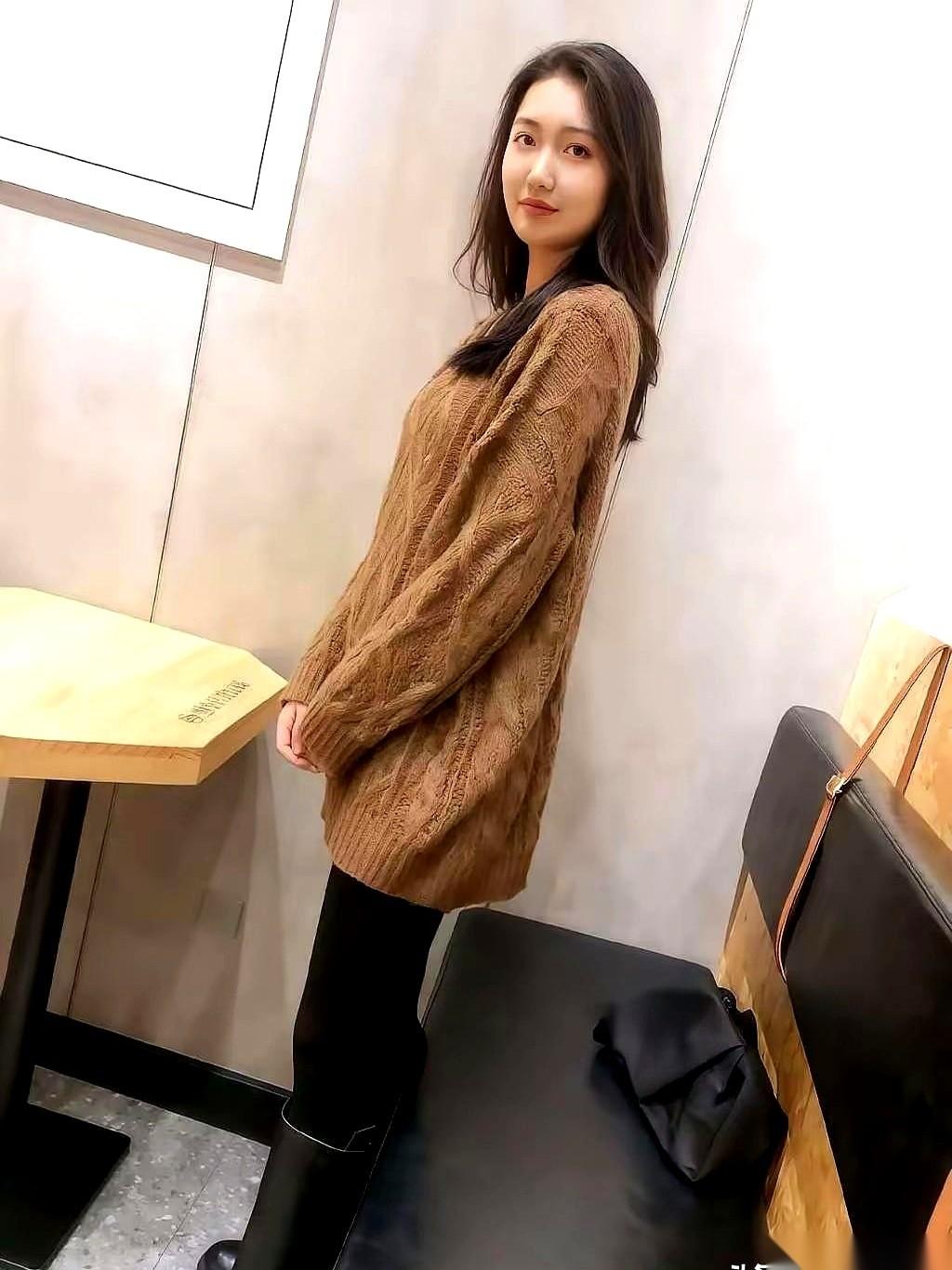 第一眼看到这张脸，我脑子里就只剩下一个词：**舒服**。真的，现在网上那种“精