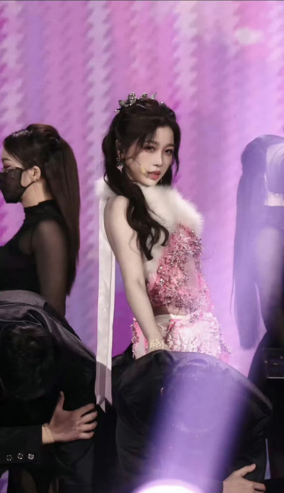 站姐团建发虞书欣好多好多站姐发了虞书欣的图，欣欣简直神来着，在别家站姐那都能拍出