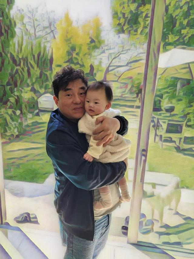 吕方没有高挑的身形，也无惊艳的皮囊，却凭着一副被黄霑盛赞“唯一舍得花钱买专辑”的