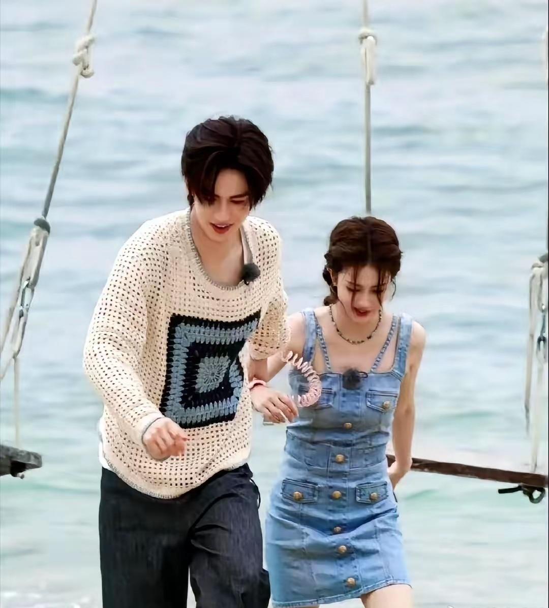 狗仔刘大锤爆出个冷知识：当年还没红的张凌赫，住酒店，气质很素，身边只有白鹿。然