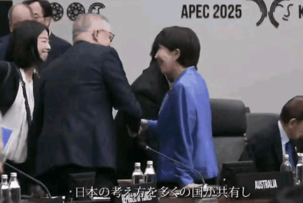本子女首相又出来作妖，本子网友已经要疯了。这次她没搂别国男元首的肩膀，改成直