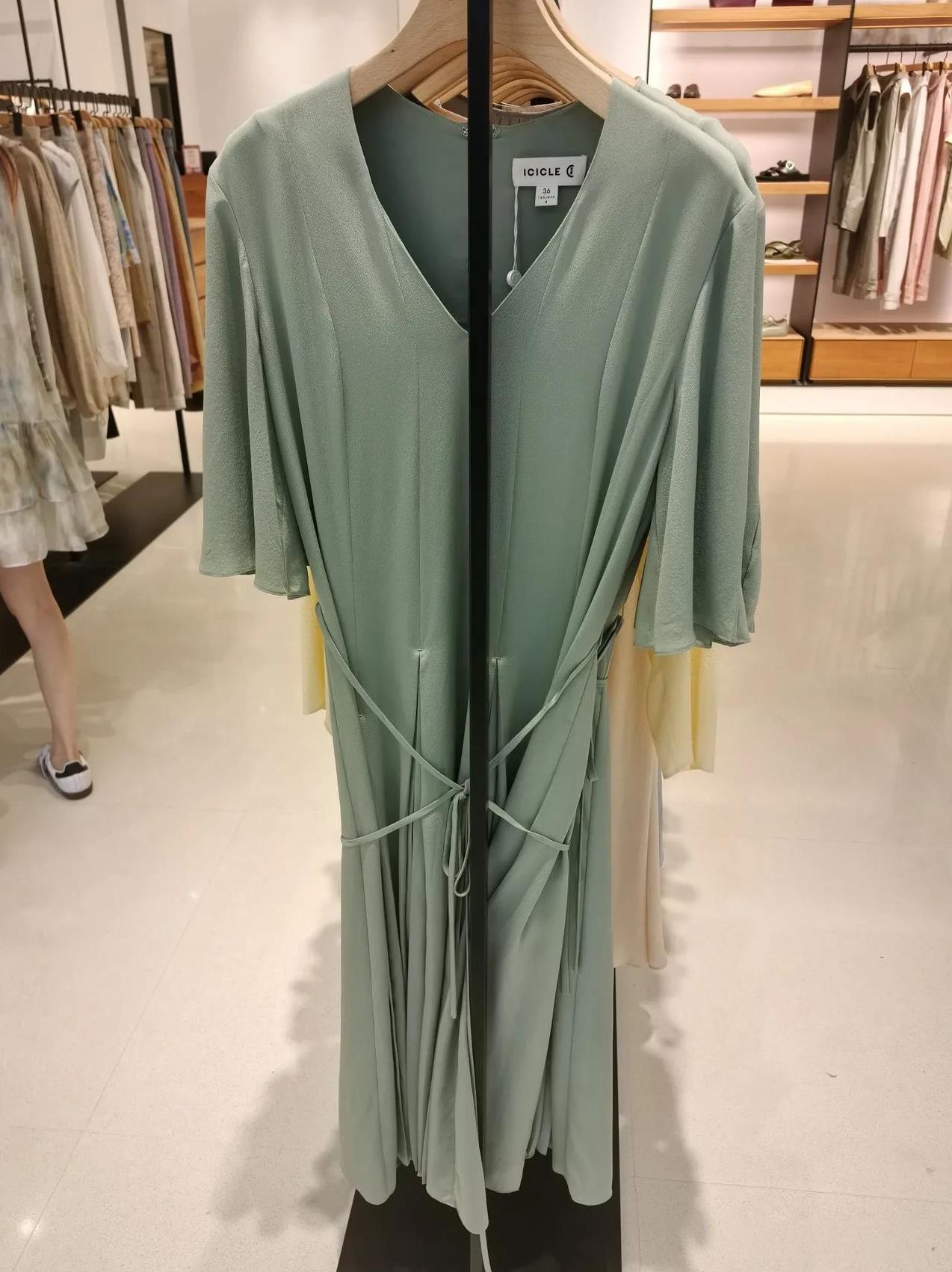 之禾这件绿色连衣裙9996元，你们看值吗？很多中老年职场女性都喜欢“之禾”这个品