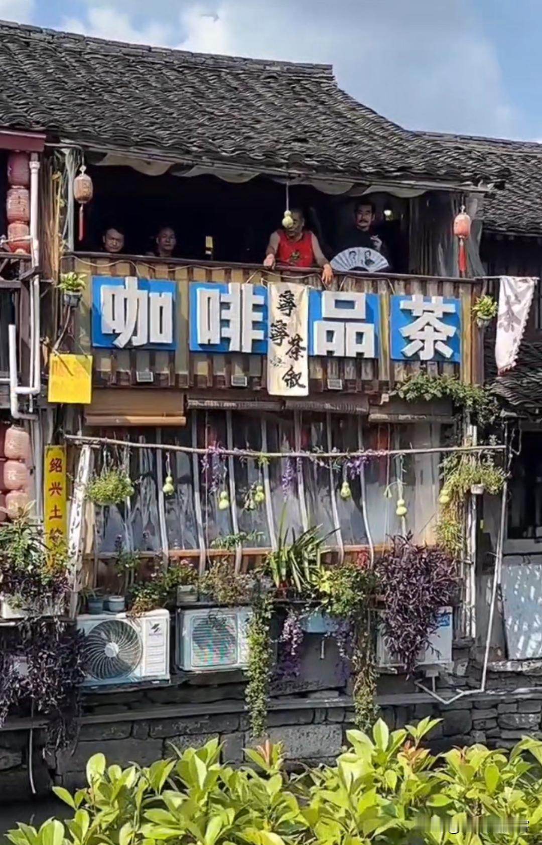 隔壁大爷又把葫芦挂在自己家门口了[捂脸哭]