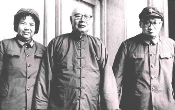 80年代，毛岸青夫妇和叶帅的一张合影。叶剑英元帅身材魁伟，英武不凡。他最崇敬