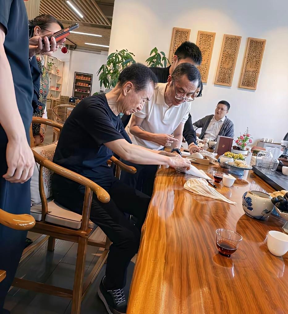王健林外形看上去跟王石差不多，都是消瘦无肉。他比王石还小3岁9个月，怎么没看见王