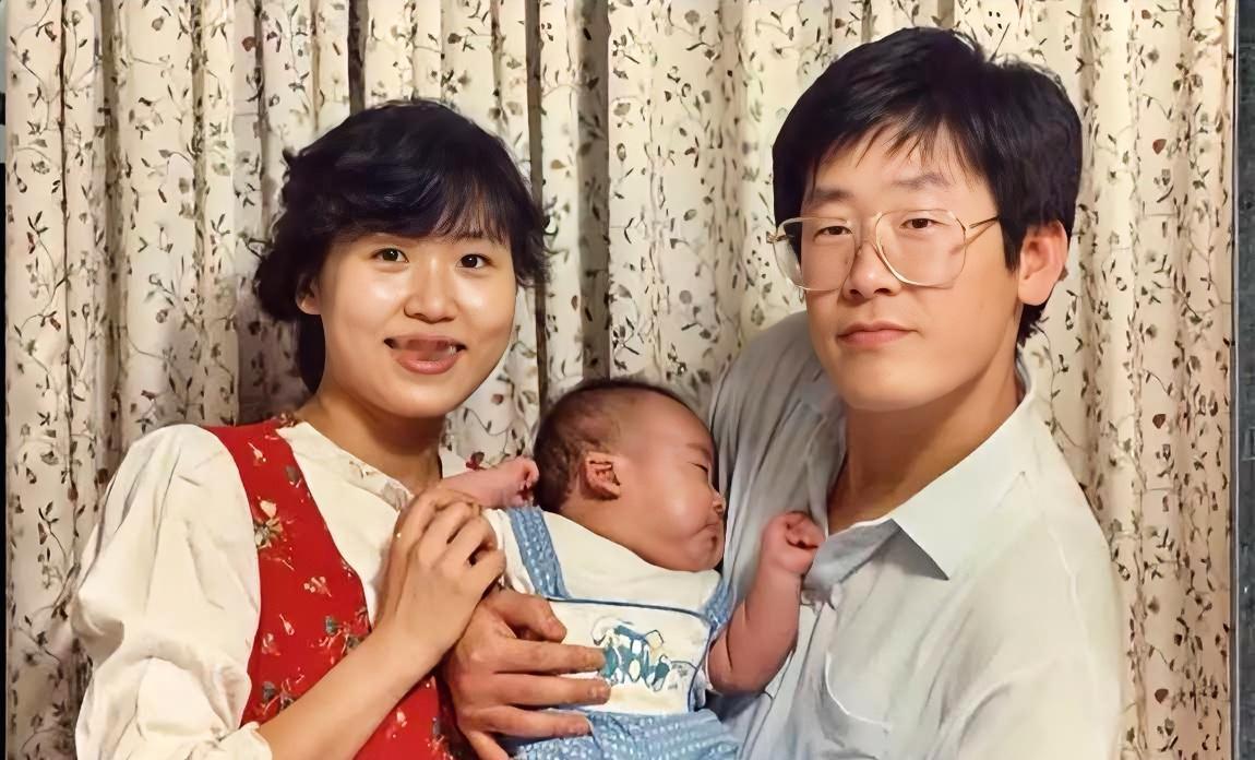 一张90年代的全家福，李在明笑得像个邻家大哥。谁能想到，这位温情脉脉的律师，日